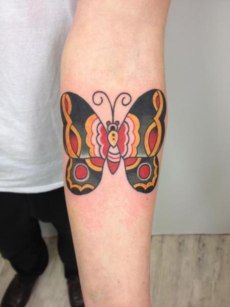 Tatuaje Brazo Old School Mariposa por Three Kings Tattoo