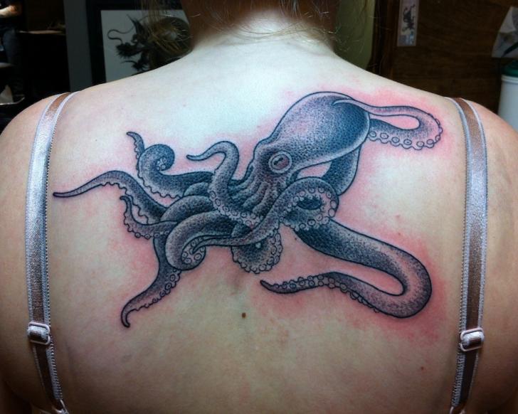 Rücken Dotwork Oktopus Tattoo von Three Kings Tattoo