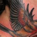 tatuaje Realista Cuello Pájaro por Three Kings Tattoo