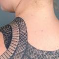 Schulter Schlangen Nacken tattoo von Three Kings Tattoo