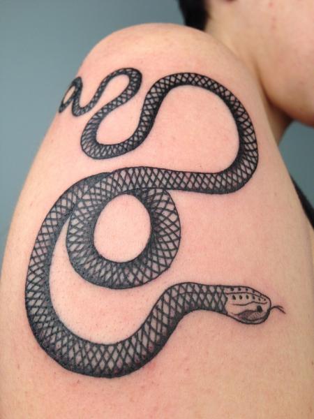 Tatuaje Hombro Serpiente por Three Kings Tattoo