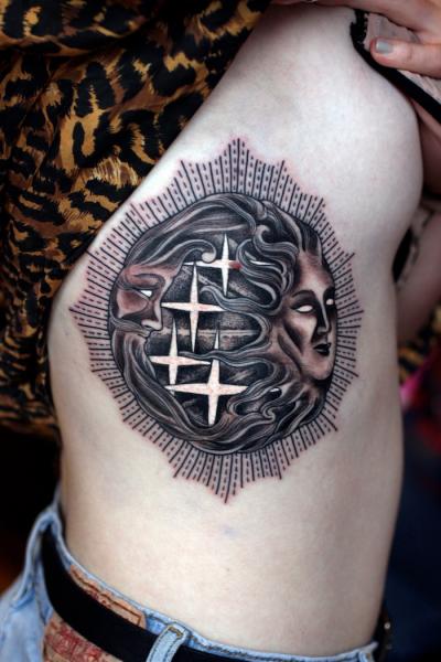 Tatuaje Lado Dotwork Sol Luna por Three Kings Tattoo
