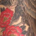 tatuaje Flor Lado Buitre por Three Kings Tattoo