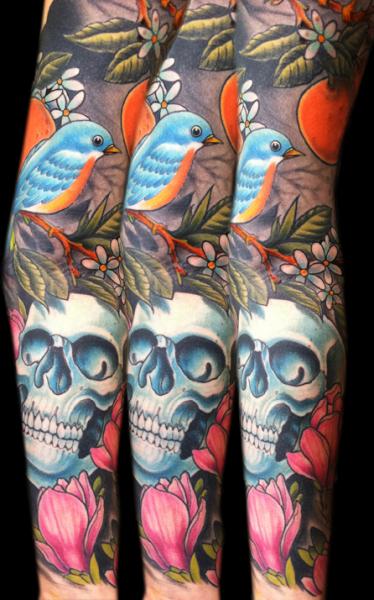 Blumen Totenkopf Vogel Blatt Sleeve Tattoo von Three Kings Tattoo