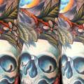 Blumen Totenkopf Vogel Blatt Sleeve tattoo von Three Kings Tattoo