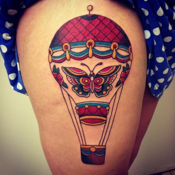 Ньйу Скул Воздушный шар Бедро татуировка от Three Kings Tattoo