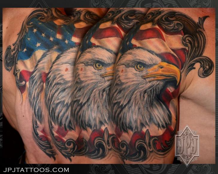 Tatuaggio Spalla Aquila Bandiera di JPJ tattoos
