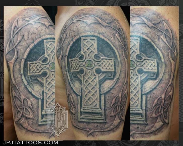 Schulter Crux Keltische 3d Tattoo von JPJ tattoos