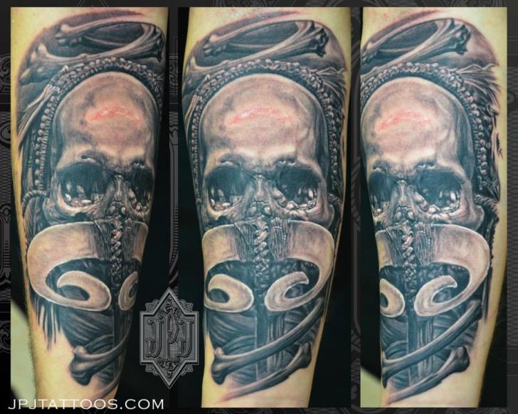 Tatuaje Hombro Cráneo por JPJ tattoos