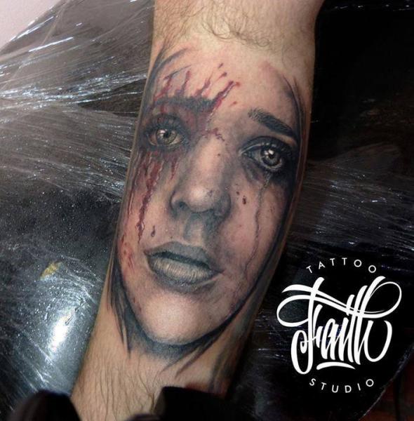Tatuaje Brazo Retrato Sangre por Faith Tattoo Studio