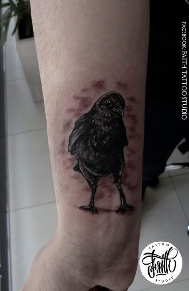 Tatuaje Brazo Realista Pájaro por Faith Tattoo Studio