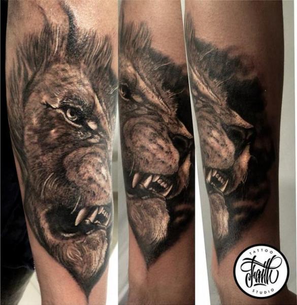 Tatuaggio Braccio Realistici Leone di Faith Tattoo Studio