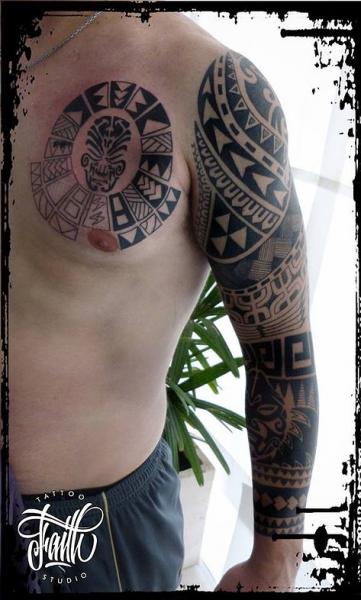 Tatuaje Hombro Pecho Tribal Maori por Faith Tattoo Studio