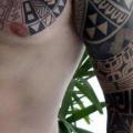 tatouage Épaule Coffre Tribal Maori par Faith Tattoo Studio