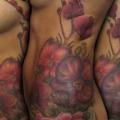 Realistische Blumen Seite tattoo von Andre Cheko