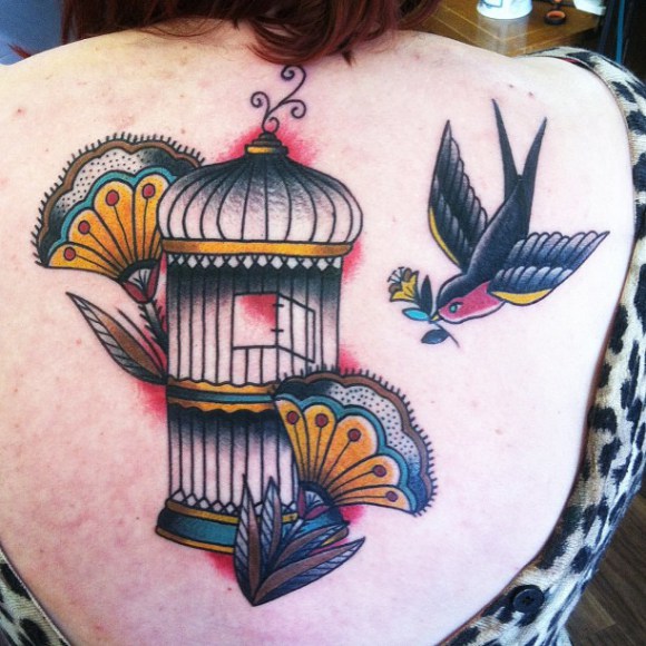 Tatuaje New School Espalda Pájaro Jaula por Matt Cooley