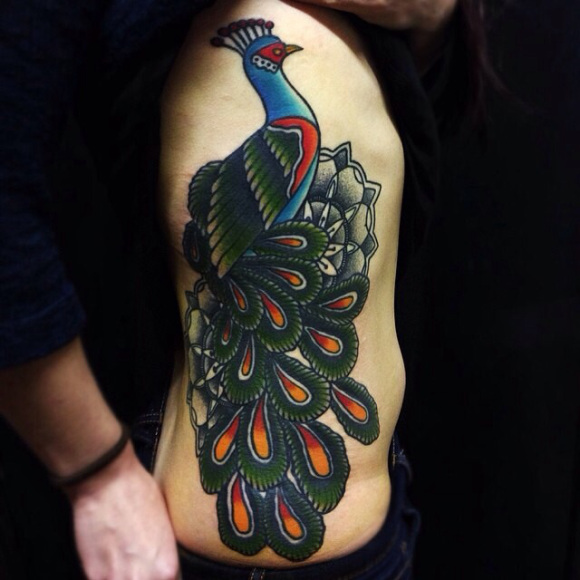 Tatuaje New School Lado Pavo Real por Matt Cooley