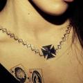 Nacken Crux tattoo von Van Tattoo Studio