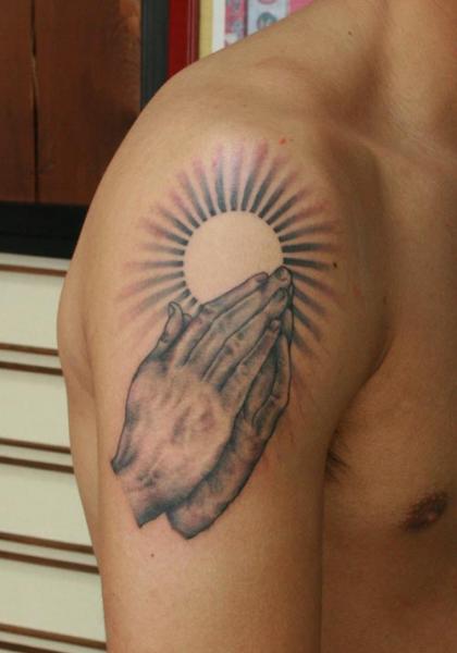 Schulter Gebetshände Religiös Tattoo von Van Tattoo Studio
