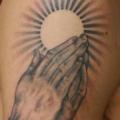 tatuaje Hombro Manos rezando Religioso por Van Tattoo Studio