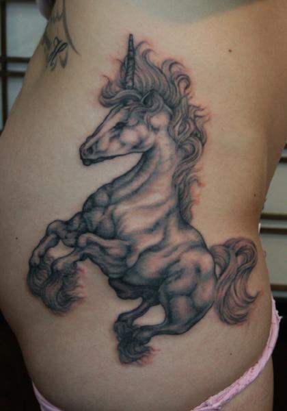Tatuaggio Fantasy Fianco Unicorno di Van Tattoo Studio