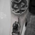 tatuaje Brazo Mano Dotwork Abstracto por Ien Levin