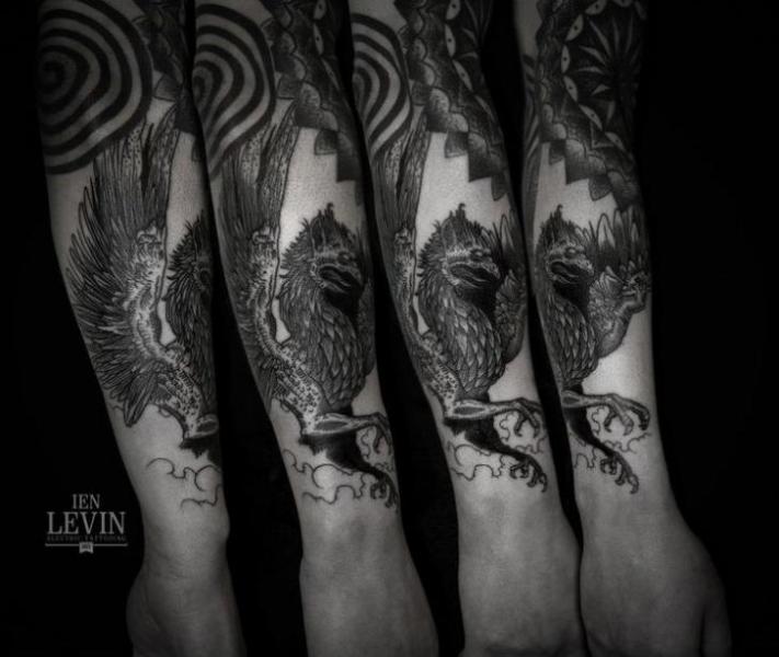 Tatuaje Brazo Fantasy Dotwork Fénix por Ien Levin
