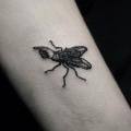 Arm Fliege Dotwork tattoo von Ien Levin