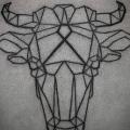 Rücken Dotwork Linien Stier tattoo von Ien Levin
