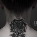 tatuaje Flor Espalda Dotwork por Ien Levin