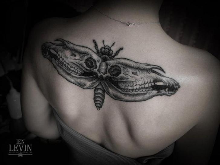 Tatuaż Plecy Dotwork Ćma Szkielet przez Ien Levin