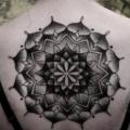 Rücken Dotwork Geometrisch tattoo von Ien Levin