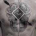 tatuaje Pecho Flor Cráneo Dotwork por Ien Levin