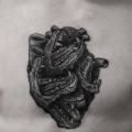 Brust Herz Dotwork tattoo von Ien Levin