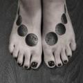 Fuß Dotwork Mond tattoo von Ien Levin
