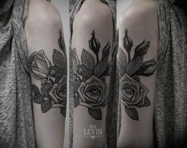 Tatuaje Hombro Flor Dotwork por Ien Levin