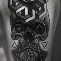 tatuaje Hombro Cráneo Dotwork Abstracto por Ien Levin