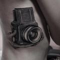 Seite Kamera Dotwork tattoo von Ien Levin