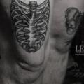 tatuaje Dotwork Esqueleto Muslo por Ien Levin