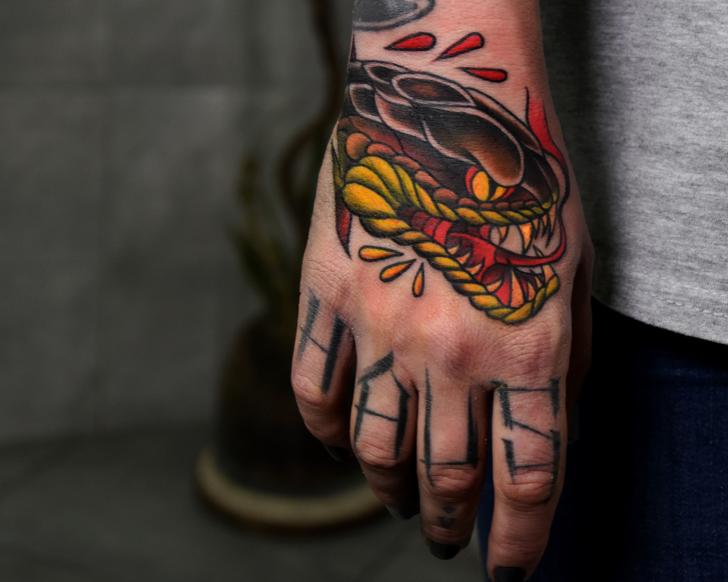 Tatuaje Serpiente Old School Mano por Art Force Tattoo