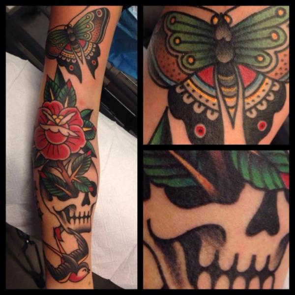 Arm Old School Schwalben Totenkopf Schmetterling Tattoo von Filip Henningsson