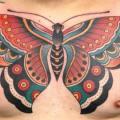 tatuaje New School Pecho Mariposa por Filip Henningsson