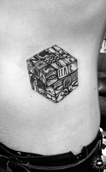 Tatuaggio Fianco Cubo Rubick Astratto di Maverick Ink