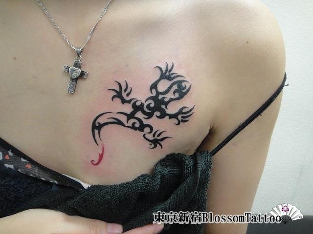 Tatuagem Tribais Peito Lagartixa por Blossom Tattoo