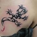 tatuaje Tribal Pecho Geko por Blossom Tattoo