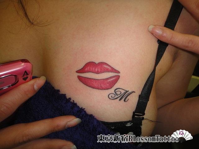 Tatuaż Usta przez Blossom Tattoo
