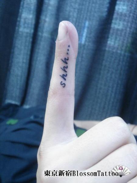 Finger Leuchtturm Tattoo von Blossom Tattoo