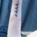 tatuaż Palec Napisy przez Blossom Tattoo