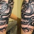 tatuaje Hombro Tribal Dragón por Blossom Tattoo