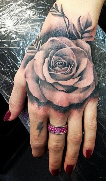 Tatuaje Realista Flor Mano Rosa por Tattoo Nero